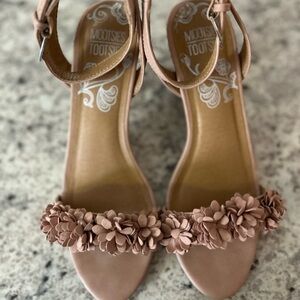 Mootsies Tootsies Tan Heels Elegant Design
